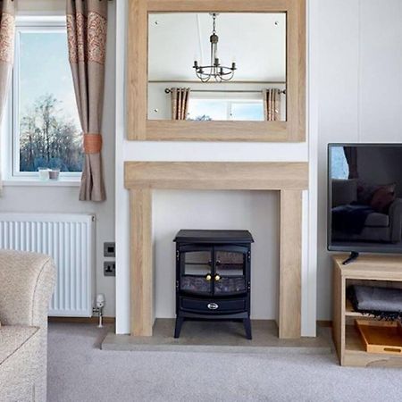 Captivating Bluebell Lodge 2-Bed Cotswolds Caravan Cirencester Exterior photo