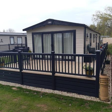 Captivating Bluebell Lodge 2-Bed Cotswolds Caravan Cirencester Exterior photo