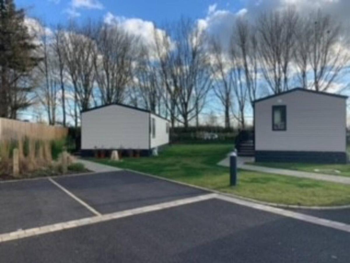 Captivating Bluebell Lodge 2-Bed Cotswolds Caravan Cirencester Exterior photo