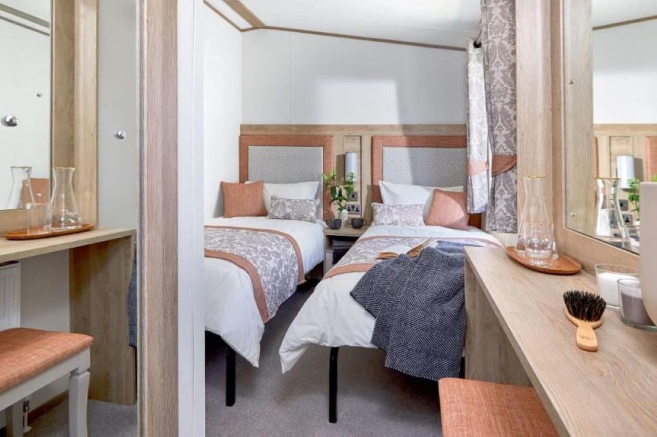 Captivating Bluebell Lodge 2-Bed Cotswolds Caravan Cirencester Exterior photo