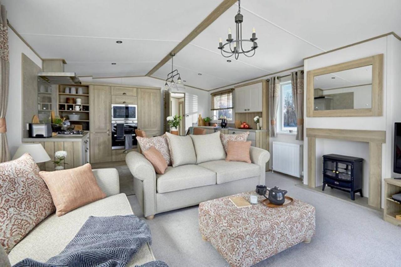 Captivating Bluebell Lodge 2-Bed Cotswolds Caravan Cirencester Exterior photo