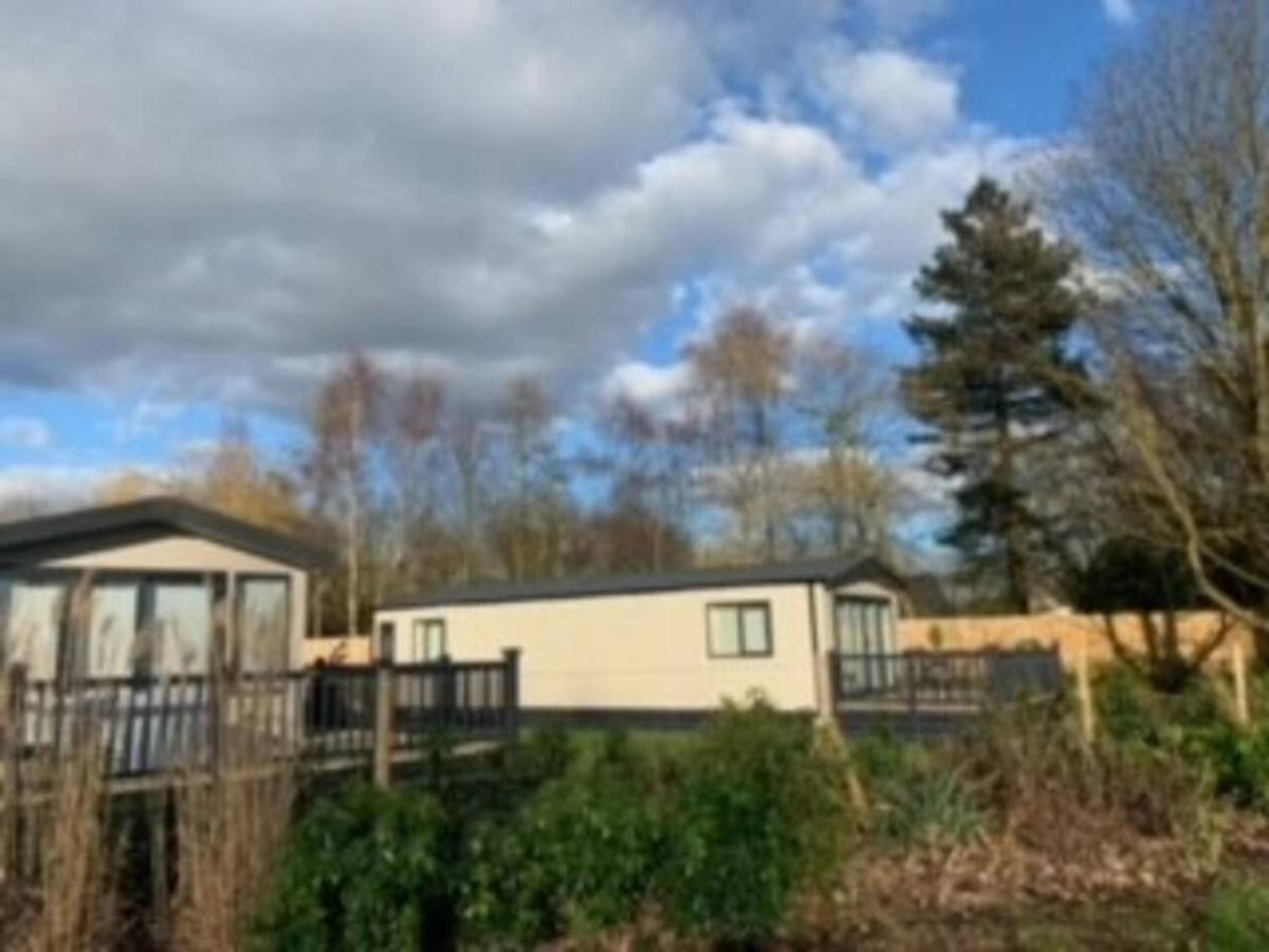 Captivating Bluebell Lodge 2-Bed Cotswolds Caravan Cirencester Exterior photo
