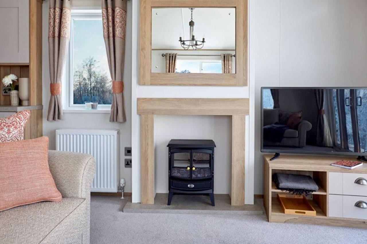Captivating Bluebell Lodge 2-Bed Cotswolds Caravan Cirencester Exterior photo
