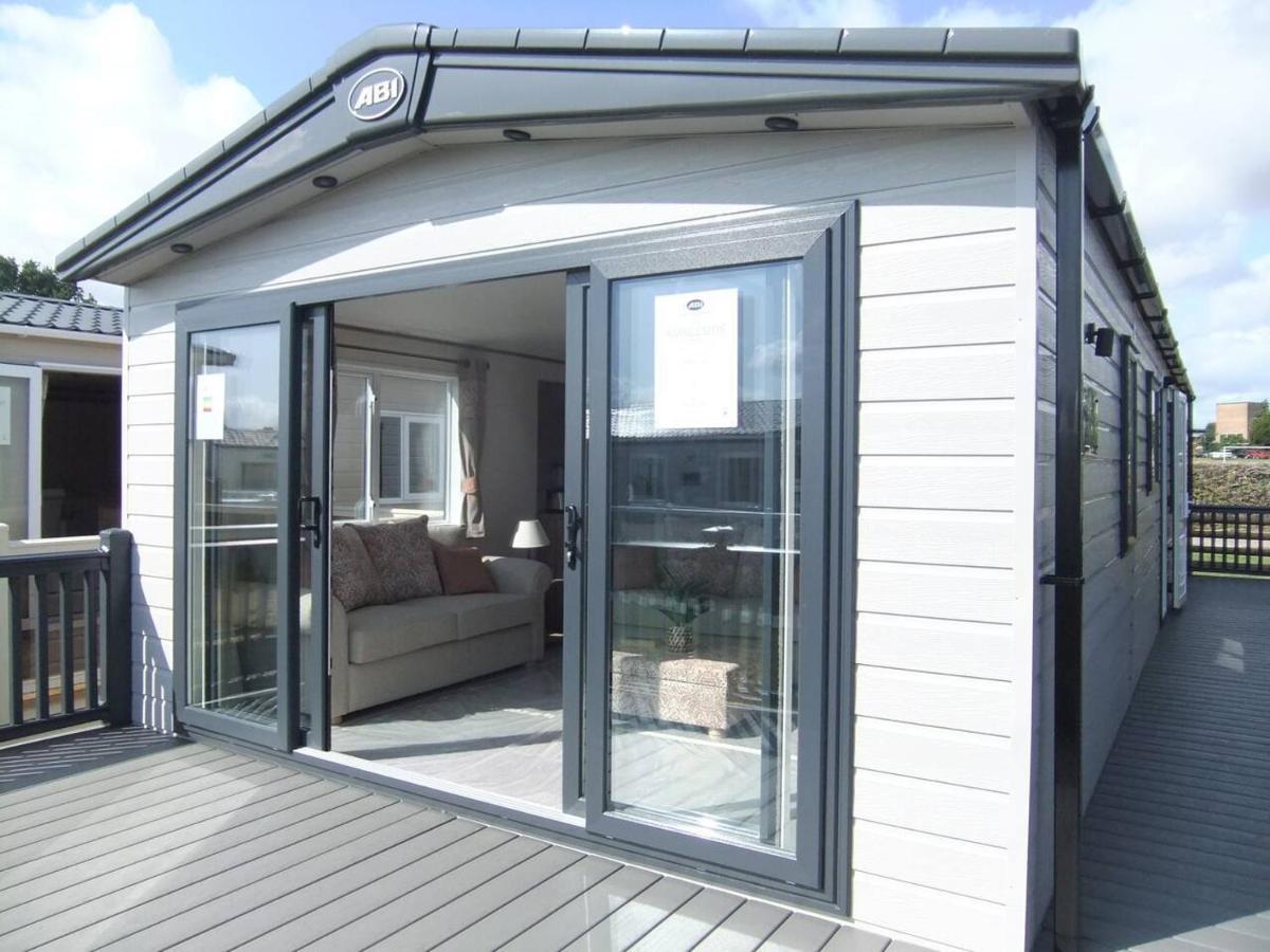 Captivating Bluebell Lodge 2-Bed Cotswolds Caravan Cirencester Exterior photo