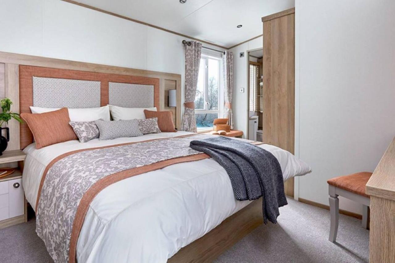 Captivating Bluebell Lodge 2-Bed Cotswolds Caravan Cirencester Exterior photo