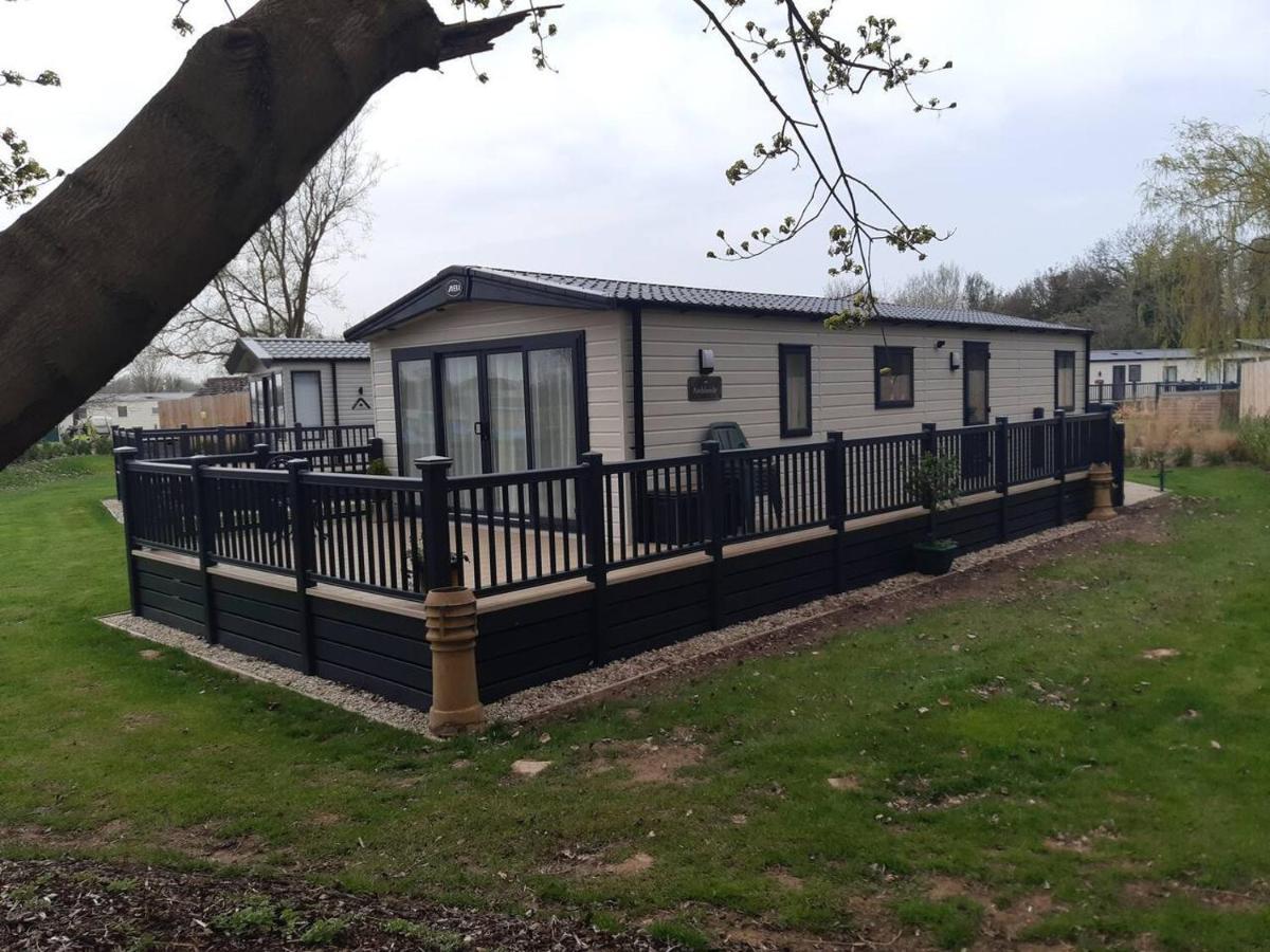 Captivating Bluebell Lodge 2-Bed Cotswolds Caravan Cirencester Exterior photo