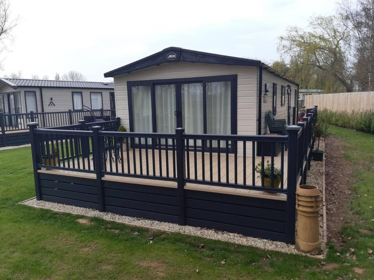 Captivating Bluebell Lodge 2-Bed Cotswolds Caravan Cirencester Exterior photo